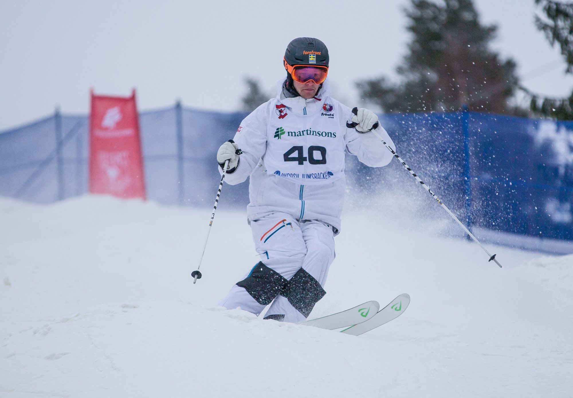 Edvin Hellquist tävlar i freestyle puckelpist under dag 5 av SM-veckan den 24 mars 2017 i Skellefteå