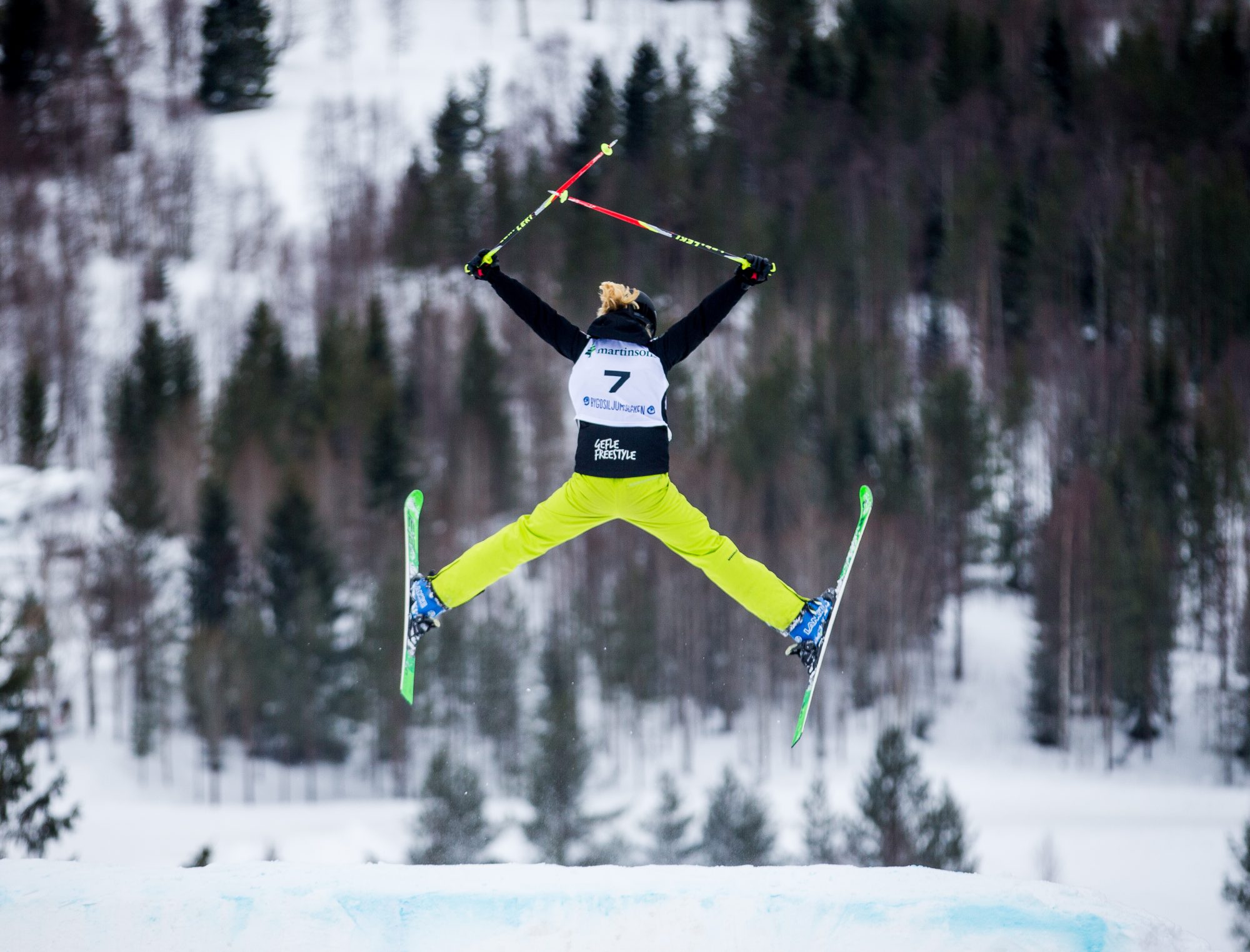 Tintin Jernberg tävlar i freestyle puckelpist under dag 5 av SM-veckan den 24 mars 2017 i Skellefteå